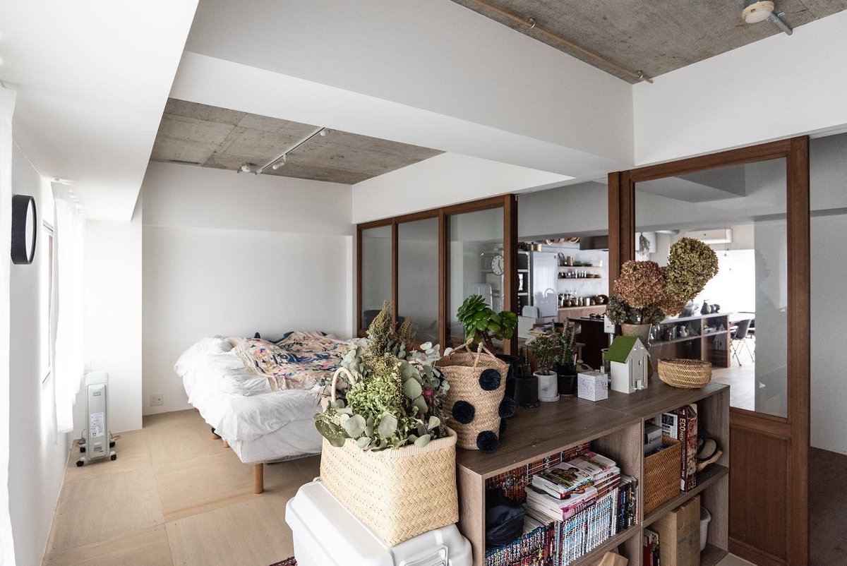 sumasaga's tweet photo. 《事例紹介》
「広々としたお部屋に暮らしたい！」という希望からリノベをスタートした高尾Y邸。開放的でありながらも生活音を遮断できるよう寝室にガラスをはめ込んだ木製戸を製作し、キッチンの素材は杉を選定。お持ちの古家具に合うデザインにしました。

高尾Y邸／87㎡／ファミリー／フルリノベ https://t.co/O1xDQmML22