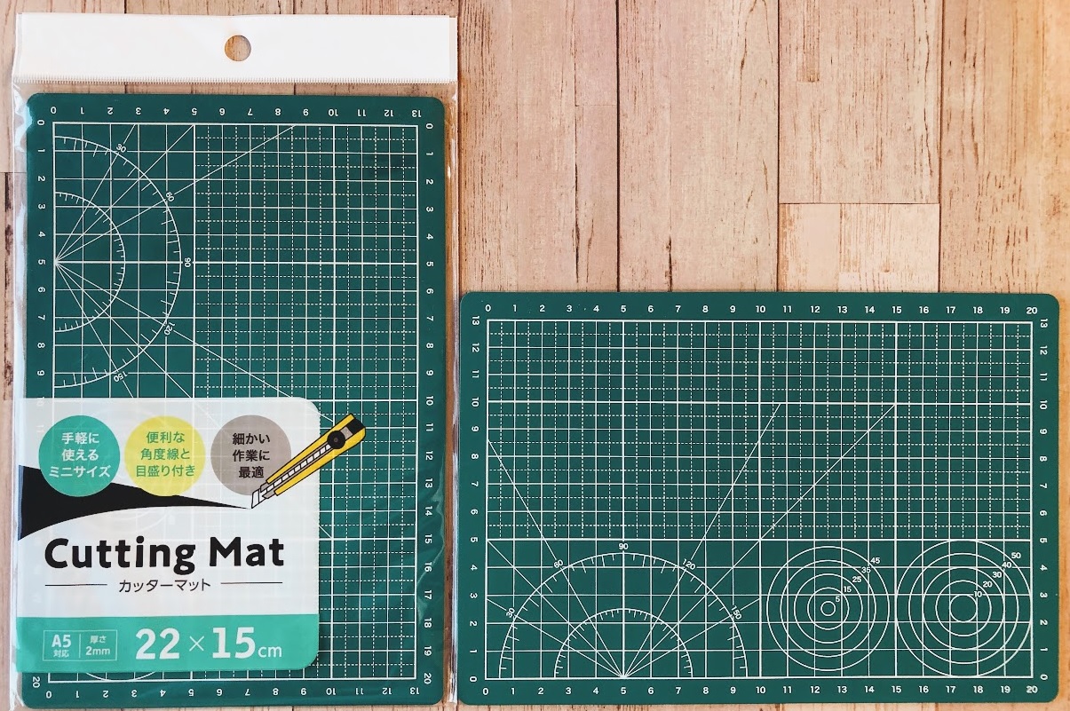 Can Do キャンドゥ A５サイズの大きさで 手元作業用の工作マットとして便利です 切り抜きに便利な目盛り付き カッターマット２２ １５ｃｍ 品番 キャンドゥ 100均 T Co M3wgoztlps Twitter