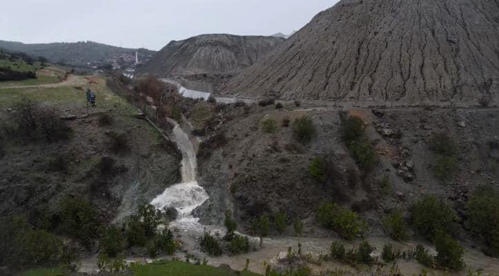 BİR YIL İÇİNDE İKİNCİ FACİA!
 KARAAYIT DEMİR MADENİNİN ATIK DEPOLAMA ALANI YENİDEN ÇÖKTÜ!
 ATIKLAR MADRA BARAJI’NI BESLEYEN DEREYE DOLDU!
Felaketin boyutları incelensin,Madra Barajı,dere ve civar sularda ağır metal ve kirlilik tahlilleri yapılarak sonuçlar kamuoyu ile paylaşılsın
