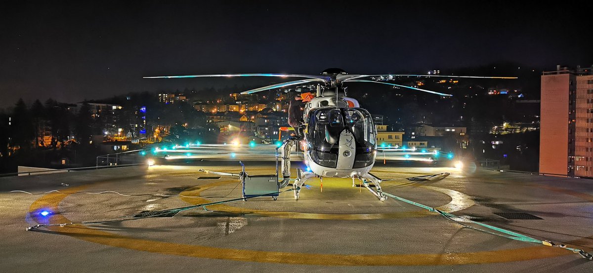 lilpat73's tweet photo. Ptite photo by night de notre HÉLISMUR pour la saison hivernale. 🚁 #SAMU73 https://t.co/ZdIfDwLiDb