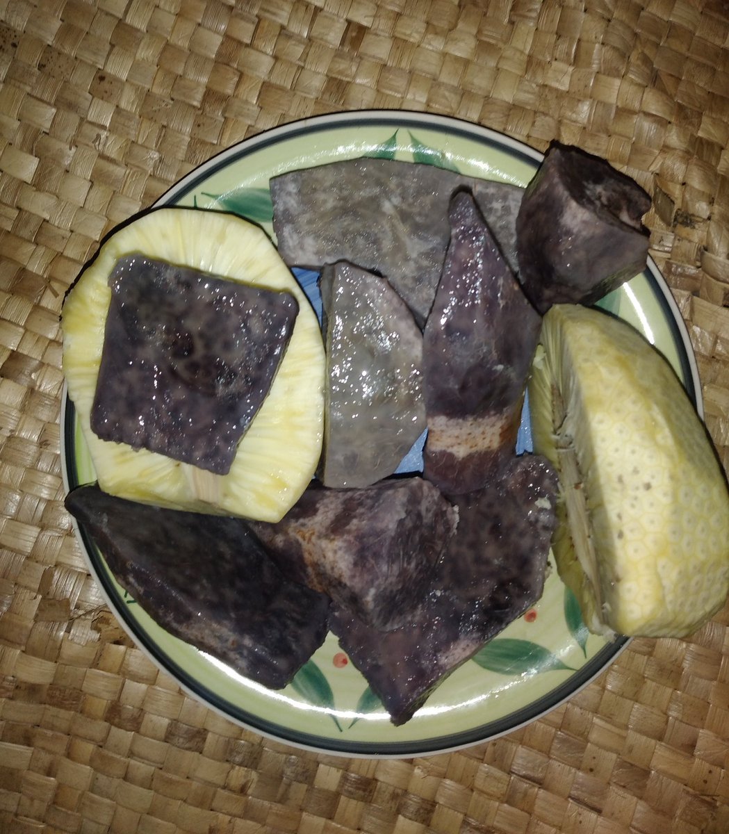 mvilsoni_fj's tweet photo. my uto girl! There's uro ni vonu taro & uto (breadfruit) and she picks the breadfruit #itsawinner 👌
Kids loving the fresh farm produce 🙏🙌 https://t.co/mRg5FSgLQz