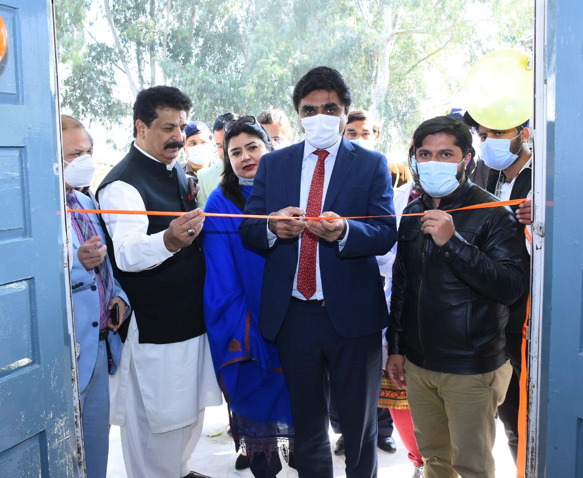 DCRawalpindi's tweet photo. Deputy Commissioner Rawalpindi inagurated National Immunization Campaign by adminstering polio vaccination drops to children at BHU Kotha Kalan.
Parents are requested to cooperate with health teams and get vaccinated your children upto 5 years.
@PSHDept 
@PunjabReforms 
@PakPMO https://t.co/Bju6dlSTTX