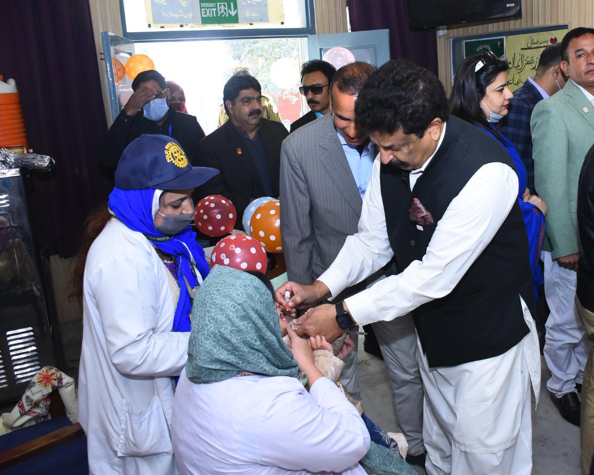 DCRawalpindi's tweet photo. Deputy Commissioner Rawalpindi inagurated National Immunization Campaign by adminstering polio vaccination drops to children at BHU Kotha Kalan.
Parents are requested to cooperate with health teams and get vaccinated your children upto 5 years.
@PSHDept 
@PunjabReforms 
@PakPMO https://t.co/Bju6dlSTTX