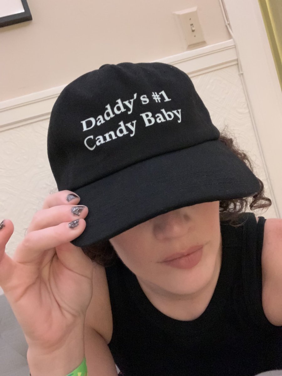 2wesleyArthur's tweet photo. Ready for #succession finale #daddysnumberonecandybaby @Buncahn https://t.co/PqpKlMEnKw