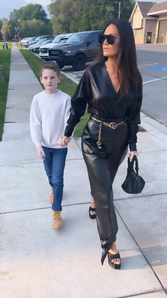 Lisa Barlow tweet media