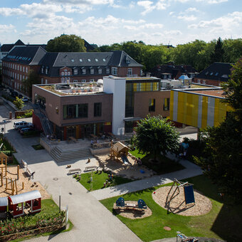 HHT_News's tweet photo. Der Hamburger Geben-und-Nehmen-Adventskalender stellt vor: Den „Lufthafen“ vom Altonaer Kinderkrankenhaus. Wer helfen möchte findet hier weitere Infos: https://t.co/vROe0zHSqr
Was sich heute hinter Tür 13 versteckt? Schaut rein: https://t.co/HO2A6zZ1Jh #weilwirhamburgsind https://t.co/RNZXcbB6WE