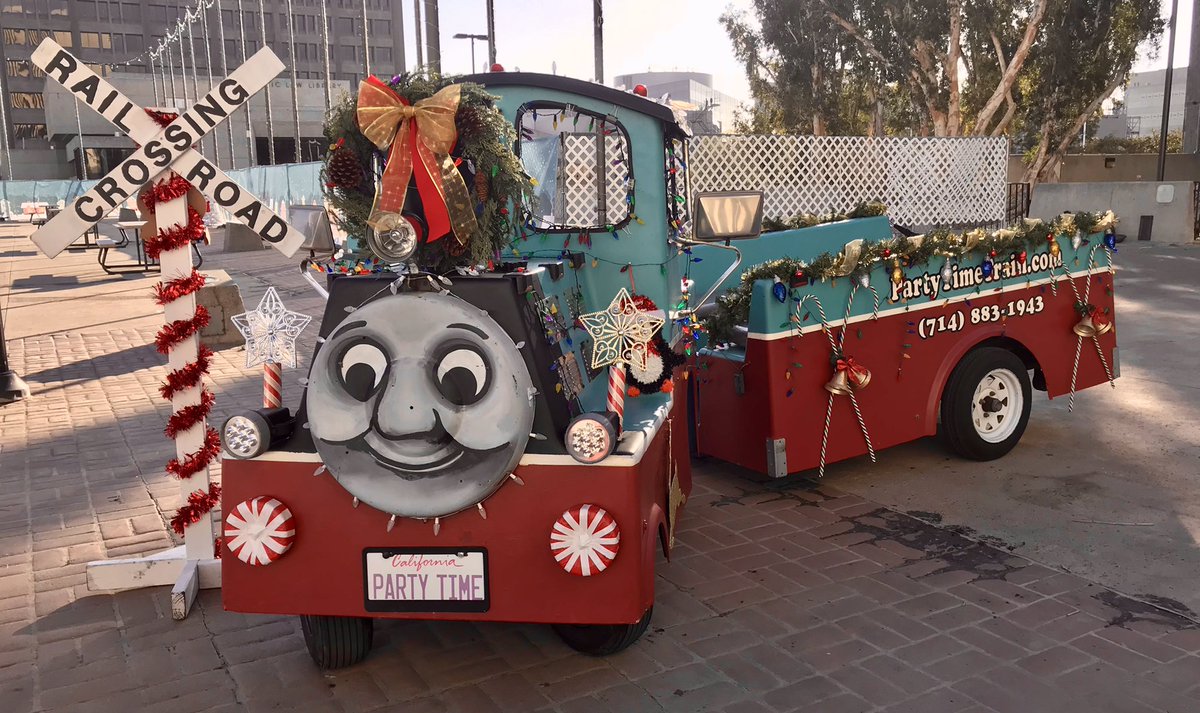 robnlaras's tweet photo. Happy Holidays. #santaanawintervillage #christmas2021 #PartyTimeTrain #TracklessTrain https://t.co/XkUguhG6va