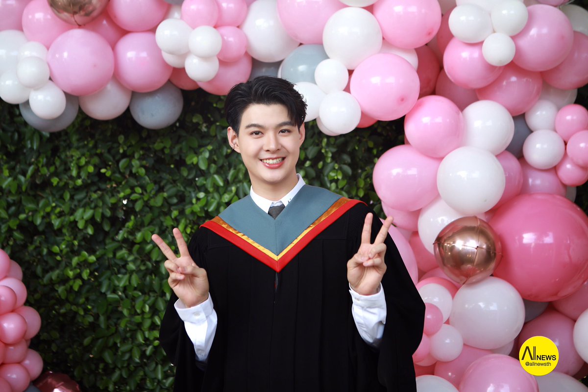 "เซ้นต์-ศุภพงษ์" สุดปลื้ม!! คว้าปริญญาได้สำเร็จ เตรียมรับจริง 17 ธันวาคมนี้ แฟนคลับจัดงานอวยยศเป็นของขวัญ

ชมสัมภาษณ์ที่👉🏻
youtu.be/yb2nb_rvjj4

#มาม๊าครับเซ้นต์จบแล้วนะ
#Saint_sup #เซ้นต์ศุภพงษ์ 
#MingEr
#CongratstoSaintSup
