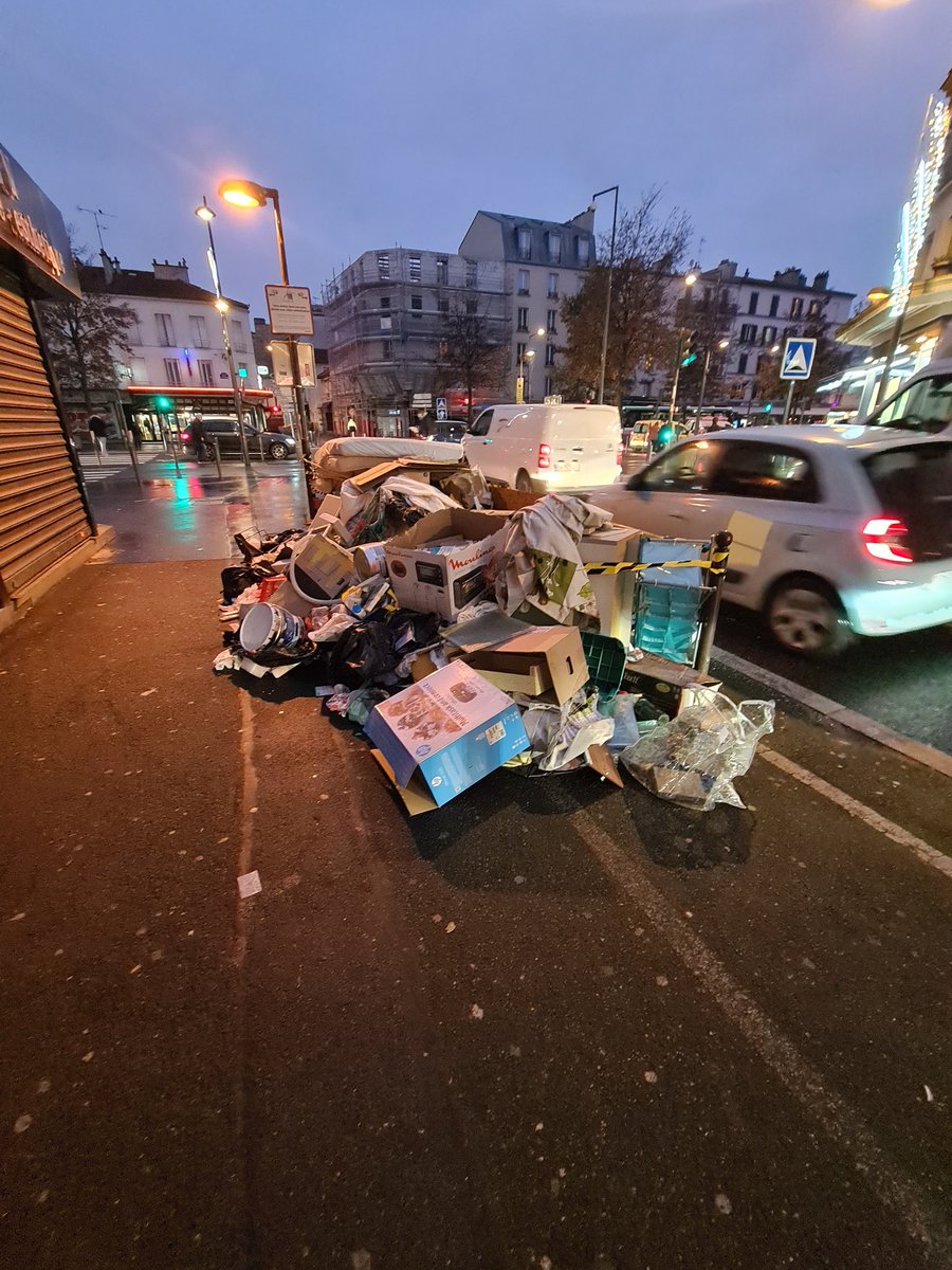 AG_KESSLER's tweet photo. La rue n est pas une poubelle du bon sens à rappeler au KB ? Impossible de faire 5 m sans tomber  sur des détritus https://t.co/M80U6zt3i0