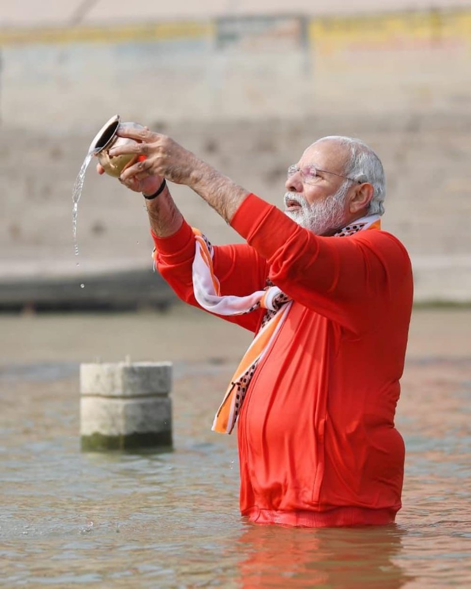 CRPaatil's tweet photo. મા ગંગાને નતમસ્તક ! 

કાશી વિશ્વનાથ ધામ ખાતે ગંગા નદીમાં ડૂબકી લગાવી સૂર્ય દેવને અર્ધ્ય અને મા ગંગાને પુષ્પ અર્પણ કરતા માનનીય પ્રધાનમંત્રી શ્રી @narendramodi સાહેબ ! https://t.co/4GAsnDJPmu