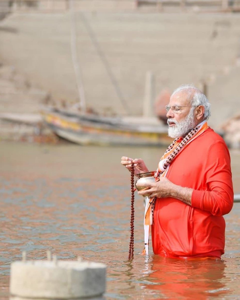 CRPaatil's tweet photo. મા ગંગાને નતમસ્તક ! 

કાશી વિશ્વનાથ ધામ ખાતે ગંગા નદીમાં ડૂબકી લગાવી સૂર્ય દેવને અર્ધ્ય અને મા ગંગાને પુષ્પ અર્પણ કરતા માનનીય પ્રધાનમંત્રી શ્રી @narendramodi સાહેબ ! https://t.co/4GAsnDJPmu