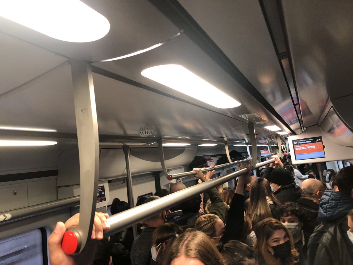 oscarciscar's tweet photo. De nou, on esta l’ampliació de trens en hora punta despres de la retallada del 10%? 🤔 Tren Gandia- Valencia de las 7:25 @CercaniasVLC @mitmagob @Indignats_Renfe @ppcv @A3Noticias https://t.co/bGGnjvUIIF