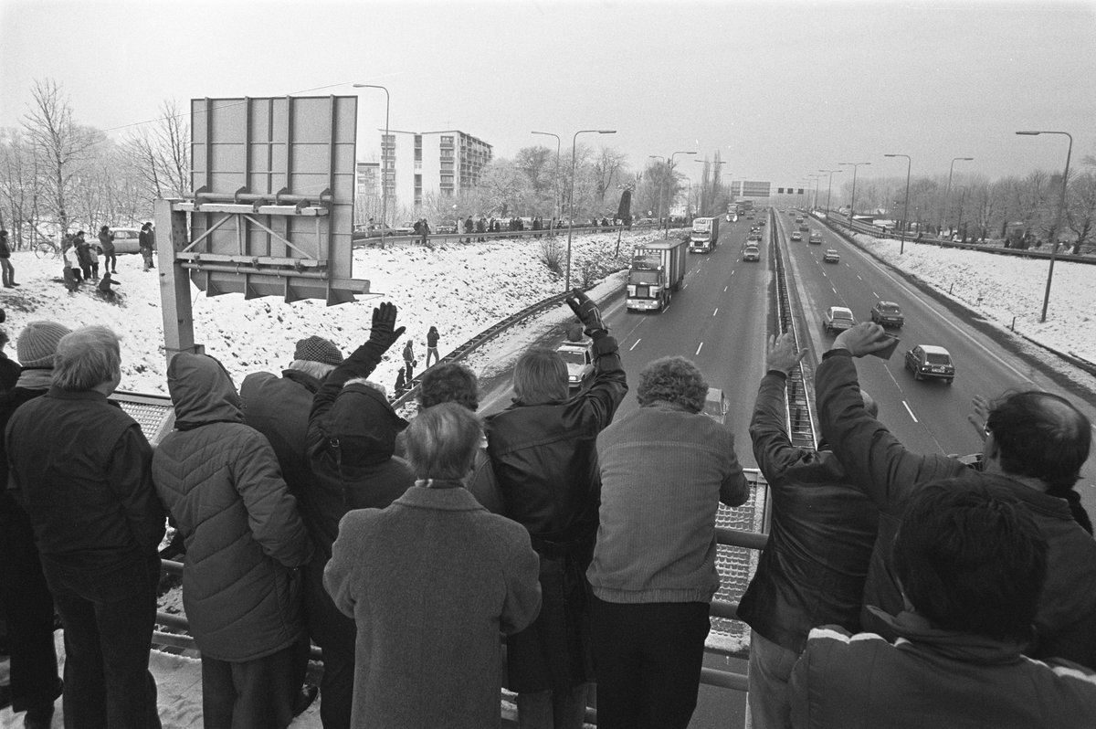 Poleninbeeld's tweet photo. #OTD 1981 Staat van beleg in Polen. Hulpkonvooi van 'Pak van je Hart' vertekt naar Polen uitgezwaaid door mensen langs de snelweg.
https://t.co/vWdf9bmX99
@truckstar_ @telegraaf https://t.co/iLSQztKZjC