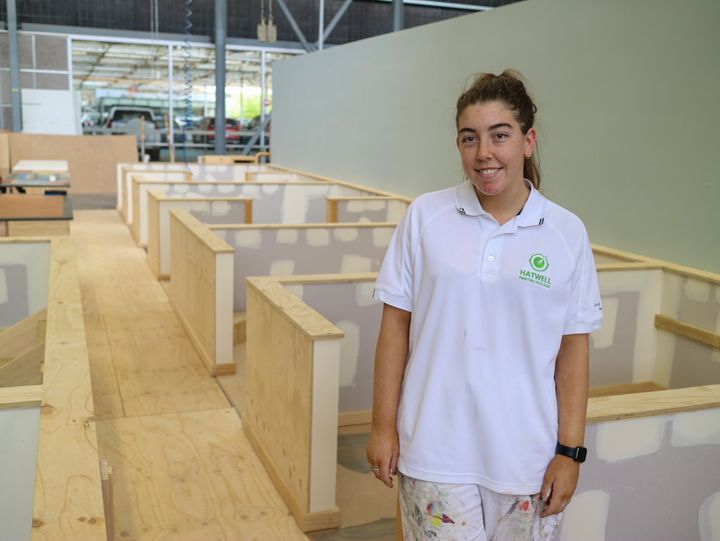tafesa's tweet photo. 'I've learnt so much in between my classes and working on site. Even when I am not actively learning something new, I'm building confidence in my work and my skills,' says Emma, #Painting and #Decorating apprentice at #TAFESA #Tonsley Campus.
#WomenInTrades #TAFESALeadHers https://t.co/HBVavC0SkQ