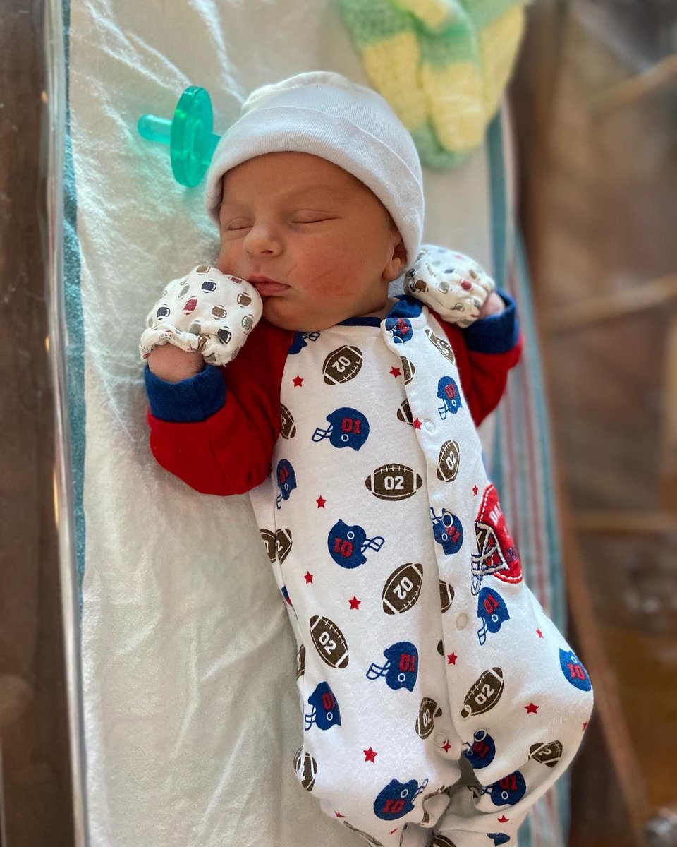 HonsakerNicole's tweet photo. camden michael pierce born at 9:25am on december 11, 2021. weighing 7lbs 10 ounces &amp; 20in long 🥺💙👣 https://t.co/VBB3DUk4eW