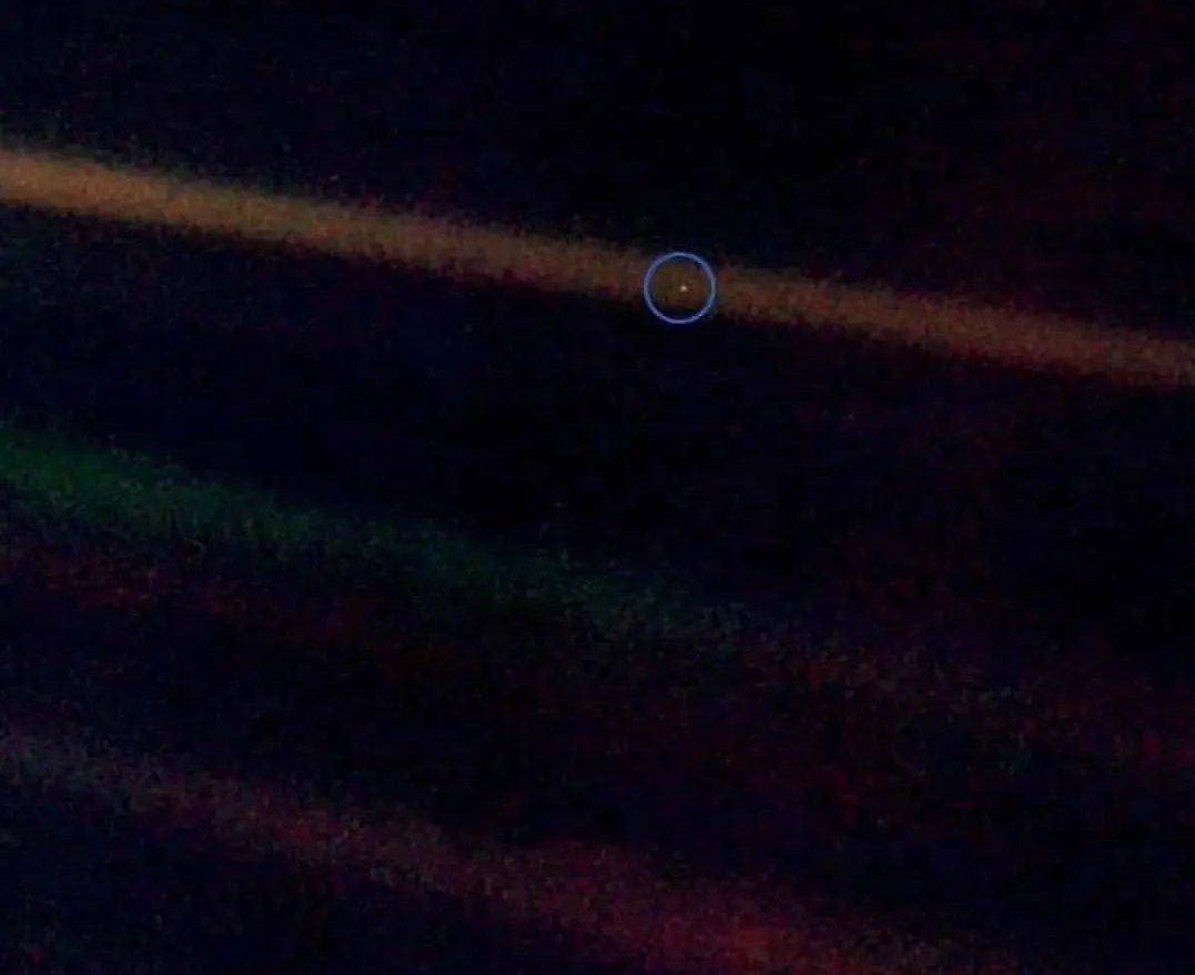 Бяцхан дэлхий минь. Вояажер хөлөг хөөрснөөсөө хойш 13 жилийн дараа эх дэлхийгээ авсан зураг