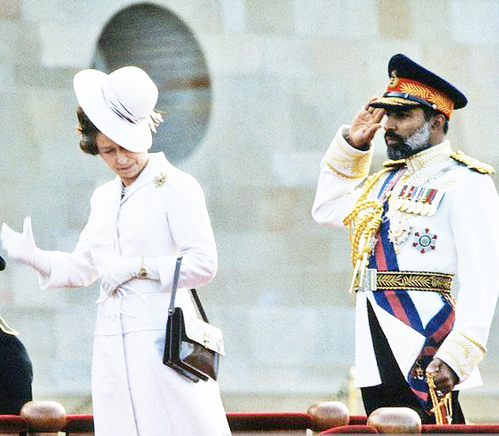 ix_ele's tweet photo. أعز الرجال وأنقاهم، والملكة اليزابيث.
1979 🇴🇲.

#العلاقات_العمانية_البريطانية https://t.co/YlxRzBn0ps