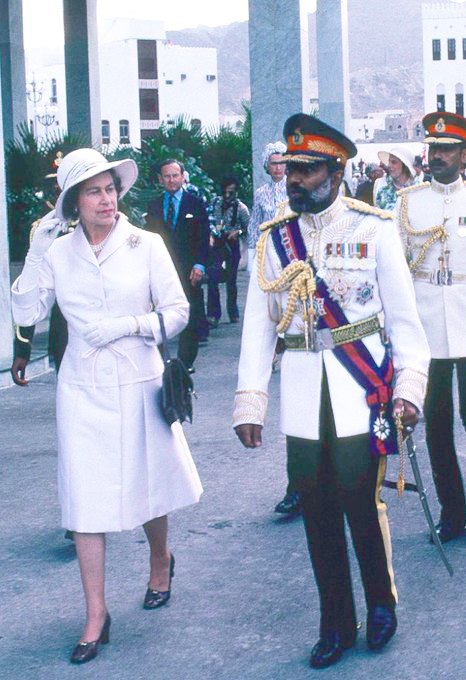 ix_ele's tweet photo. أعز الرجال وأنقاهم، والملكة اليزابيث.
1979 🇴🇲.

#العلاقات_العمانية_البريطانية https://t.co/YlxRzBn0ps