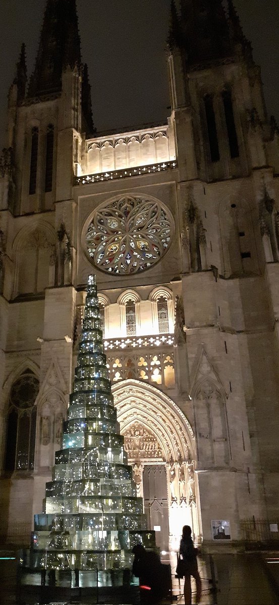yannickboutot's tweet photo. #sapinNoel2021 #SapinGate #Bordeaux
A dérouler 😉
Historien d'art, j'étais assez dubitatif, mais, l'effet est saisissant. L'œuvre est belle, la magie opère.
Artistiquement, l'œuvre interroge à mon sens sur la place de l'homme dans son milieu à travers une récréation de la nature. https://t.co/IR3S4f3D4C