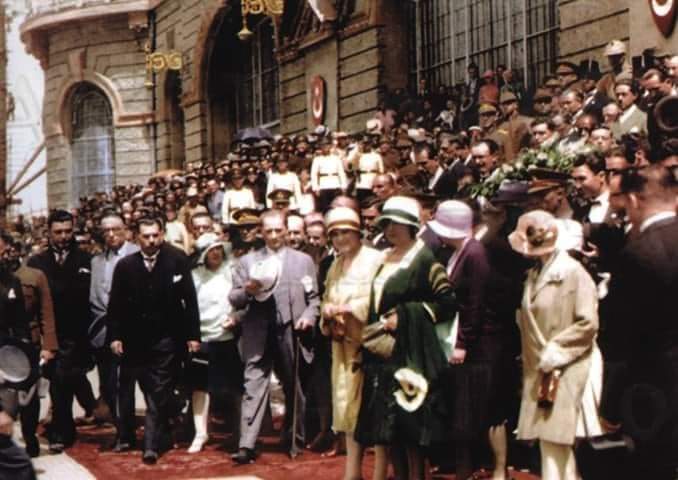 “Ben öldükten sonra Türk Milleti yüz binlerce Mustafa Kemal çıkaracaktır. Bir Atatürk’ün cihan karşısında yarattığı mucizeler çok olmuştu. Yüz binlercesinin yapacağı şeyler daha azametli olacaktır.”

Mustafa Kemal ATATÜRK