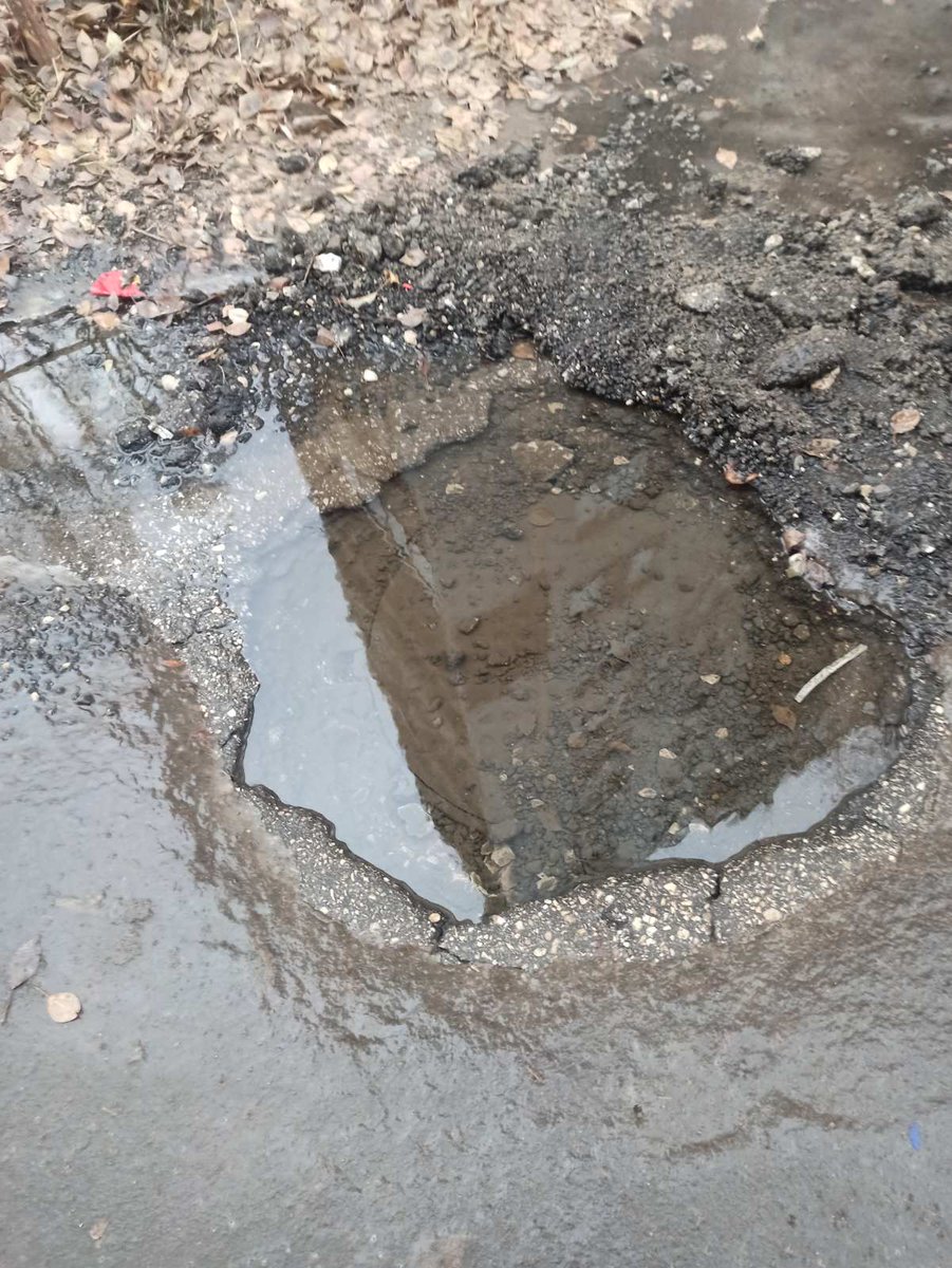 Upravkom63's tweet photo. Кирова 285 течь холодной воды из колодца, которая протикает вдольдома Кирова 283 ,образовываеться наледь на асфальтовом покрытии внутридворовой дороги. Просим срочно устранить аварийную ситуацию и убрать наледь @sks_rks @gkh_kir63 @adm_kir63 @SamMobilePriem https://t.co/NGypAKqCij