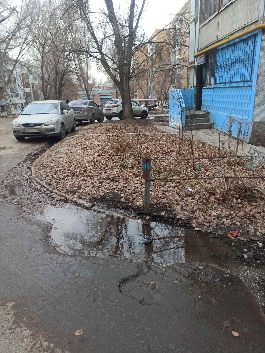 Upravkom63's tweet photo. Кирова 285 течь холодной воды из колодца, которая протикает вдольдома Кирова 283 ,образовываеться наледь на асфальтовом покрытии внутридворовой дороги. Просим срочно устранить аварийную ситуацию и убрать наледь @sks_rks @gkh_kir63 @adm_kir63 @SamMobilePriem https://t.co/NGypAKqCij