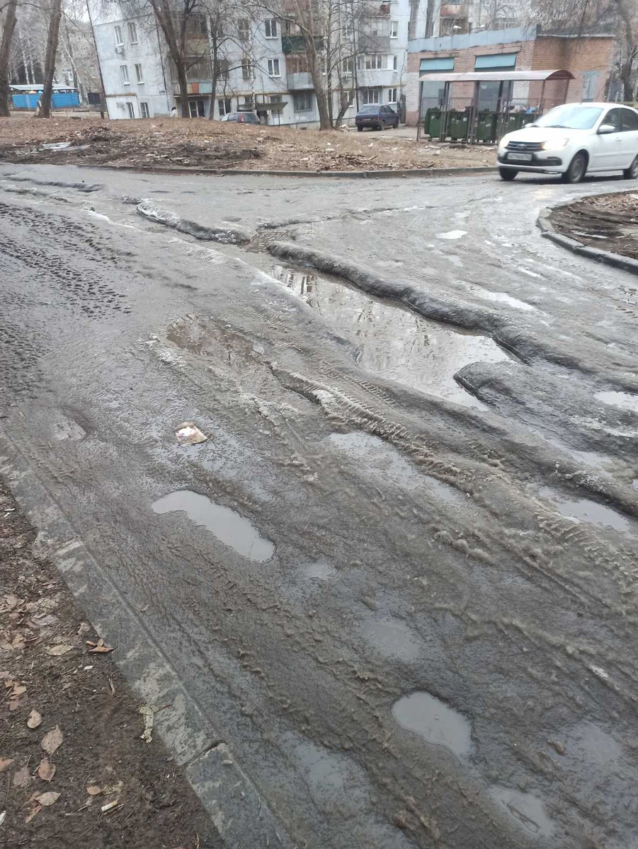 Upravkom63's tweet photo. Кирова 285 течь холодной воды из колодца, которая протикает вдольдома Кирова 283 ,образовываеться наледь на асфальтовом покрытии внутридворовой дороги. Просим срочно устранить аварийную ситуацию и убрать наледь @sks_rks @gkh_kir63 @adm_kir63 @SamMobilePriem https://t.co/NGypAKqCij