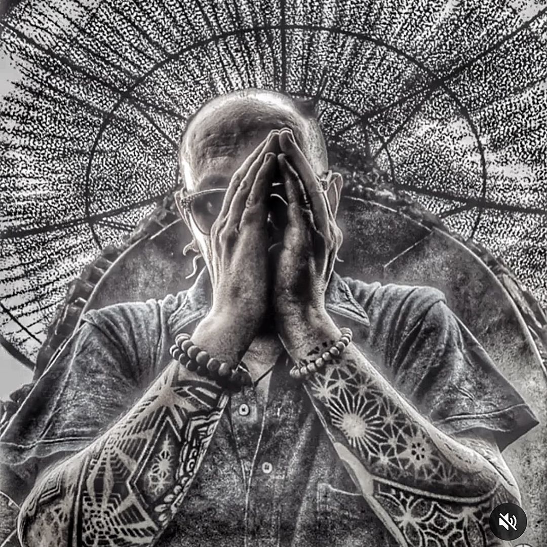 Fakirlik yemeksiz geçirilen bir gece değildir,
fakirlik “düşünmeden” geçirilen bir gecedir.
 Düşünme, itaat et “diyenlere değil;
“düşün, sor, sorgula “ diyenlere kulak ver. 
#alişeriati
silence is the language of creator,
all else is poor translation.
Rumi
instagram.com/p/CXahPHUuGEb/