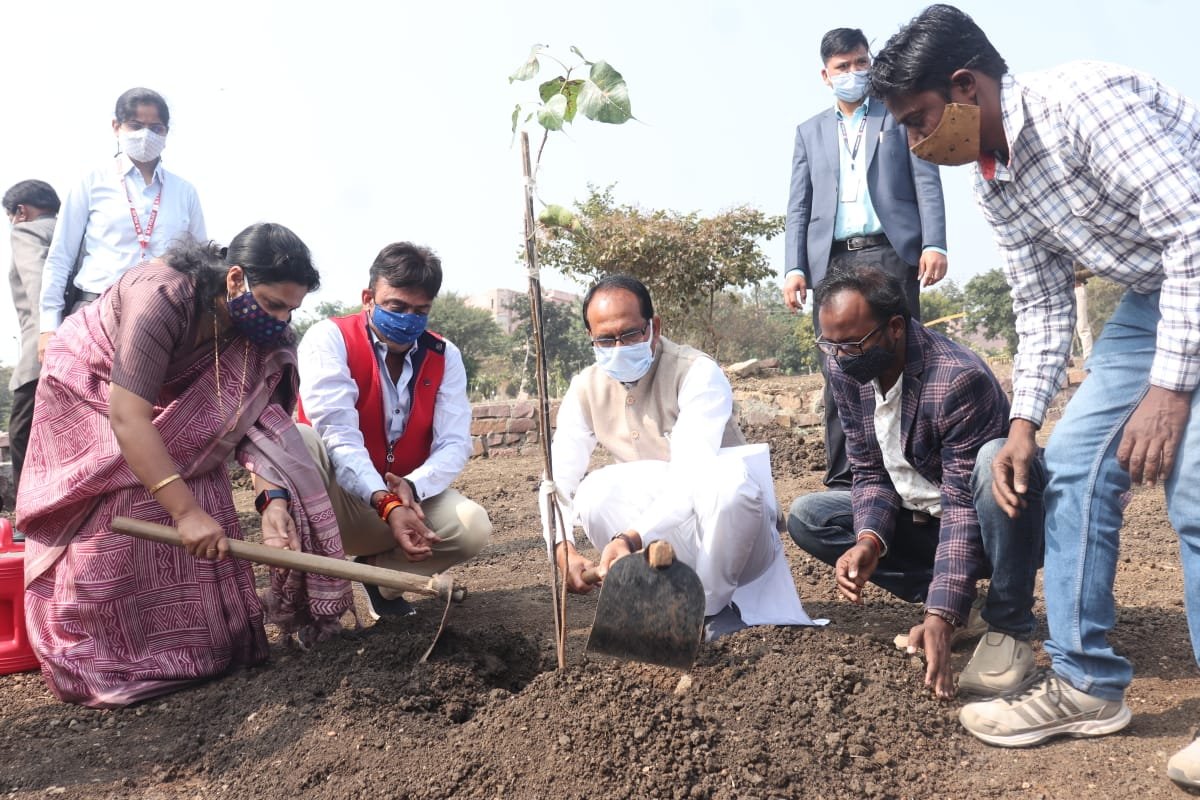 ChouhanShivraj's tweet photo. आज स्मार्ट पार्क में आर 1 आईएनसी के साथी श्री पवन देशपांडे, श्री देवेन्द्र शाक्य, श्रीमती शालिनी देशपांडे, श्री गजेन्द्र शाक्य के साथ पीपल का पौधा लगाया। संस्था 3R- रीसायकल, रिडयूज, रियूज के आधार पर पर्यावरण संरक्षण और कचरा प्रबंधन के लिए प्रयासरत है। #OnePlantADay https://t.co/SCp2fjH8tK