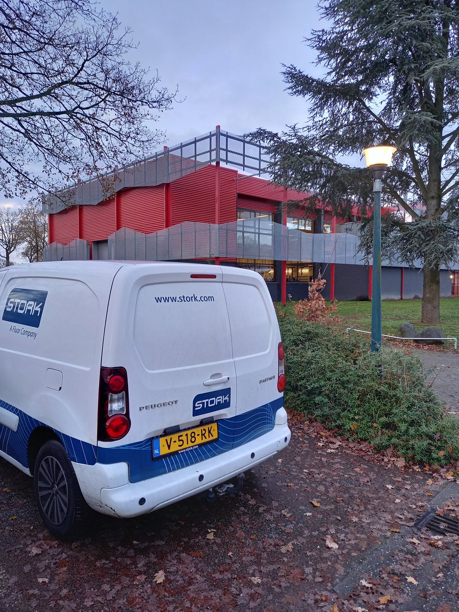 Onderhoud hoort ook bij #technischonderwijs. Hoe mooi om te zien dat onze partner <a href="/StorkTS/">Stork</a> bezig is in de techniekhal. <a href="/DrentheCollege/">Drenthe College</a> #Emmen