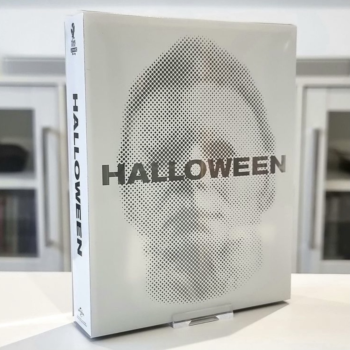 titansofcult's tweet photo. "He's waited for this night. he's waited for me. I've waited for him." 🔪

Thank you! 📸 @armouredmedia

#titansofcult #steelbook #steelbookcollector #collectables #cultclassics #halloween2018 #michaelmyers #halloweenmovie #horrormovie #horrorcollections #johncarpenter https://t.co/z9Zra6gb0X