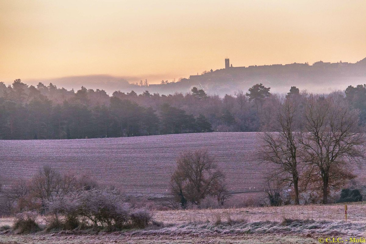 MeteoMoia's tweet photo. Bon dia! T.1ºC Hum.94% #Albada amb #borines i #gebrades pel #Moianès @bcnmoltmes @AlfredRPico @ARAmeteo @meteocat @Cat_Meteo @alcantara_alb @gemmapuigf @soniaPapell @eloicordomi @TomasMolinaB @eltempsTV3 https://t.co/xLWtG0WElX
