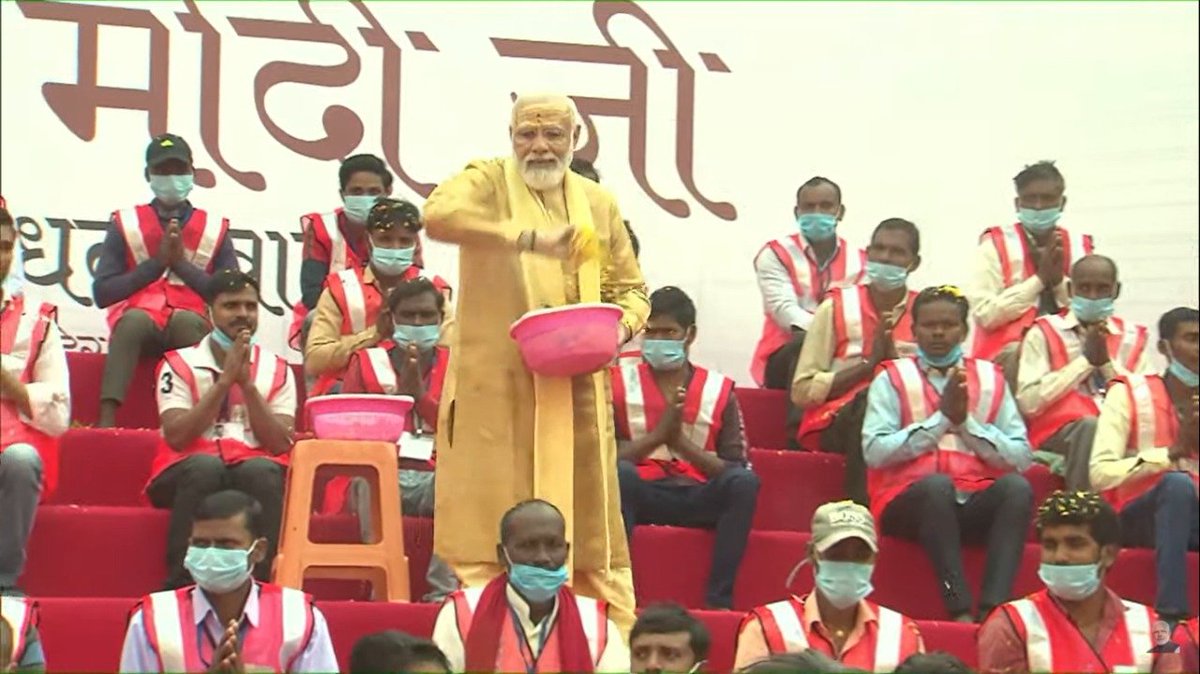 mygovindia's tweet photo. श्रम को सम्मान!

प्रधानमंत्री @narendramodi श्रीकाशी विश्वनाथ धाम को साकार रूप देने वाले श्रमिकों के साथ #KashiVishwanathDham https://t.co/7y0JQXNT6Q