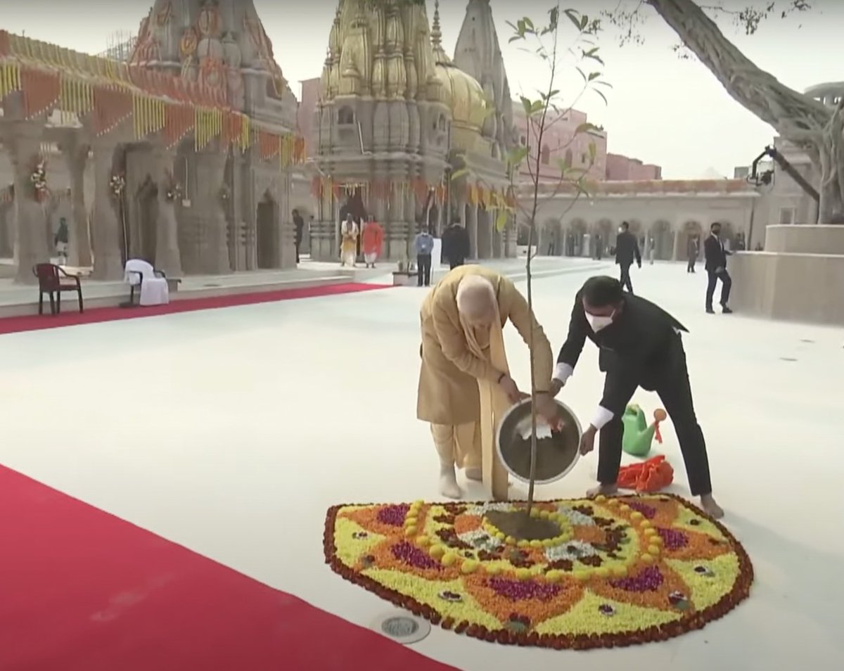 airnewsalerts's tweet photo. PM @narendramodi plants Rudraksh in Kashi Vishwanath Temple premises in Varanasi, Uttar Pradesh. #KashiVishwanathDham https://t.co/9jrHyVomXI