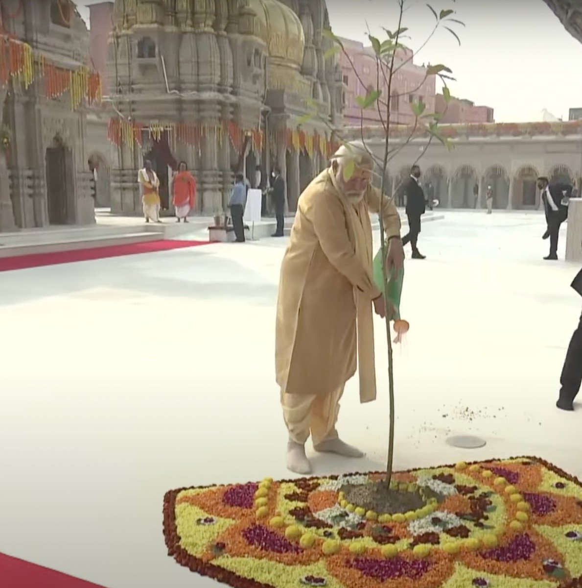 airnewsalerts's tweet photo. PM @narendramodi plants Rudraksh in Kashi Vishwanath Temple premises in Varanasi, Uttar Pradesh. #KashiVishwanathDham https://t.co/9jrHyVomXI