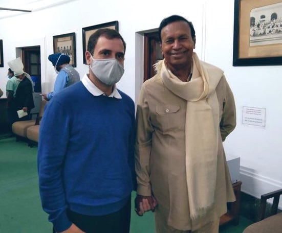 Supriya23bh's tweet photo. Mr @RahulGandhi with DMK senior leader Mr TR Baalu in #Parliament https://t.co/pvskoEg7v1