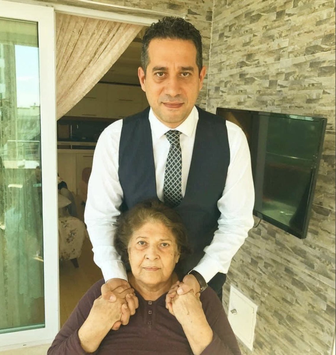 Annem gideli tam 1 yıl oldu…

1 yılda ögrendim ki; tam da Doğan Cüceloğlu’nun söylediği gibi;

“Annen yok, kimsen yok.”

Seni çok özledim.
Mekanın cennet olsun…