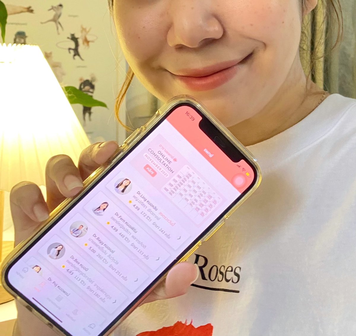 mmytype_'s tweet image. เหตุเกิดจากสิวเจ้าปัญหาที่รักษาเองก็ไม่หายสักที แล้วไปเจอรีวิวแอพของคุณหมอผิวหนัง ชื่อ BlossomApp เค้ามีปรึกษาดูแลผิวรักษาสิว ผ่านแอพ ตอบโจทย์มาก แล้วไม่ต้องกลัวโดนขายคอร์สอ่ะ555 คุณหมอถามละเอียดมาก ซูมดูสิวเราแบบดูแล้วดูอีกอะ สิวตัวปัญหาของเรามันหายจริงนะ ต่อ👏🏻 #แอพหมอสิวผิวปัง