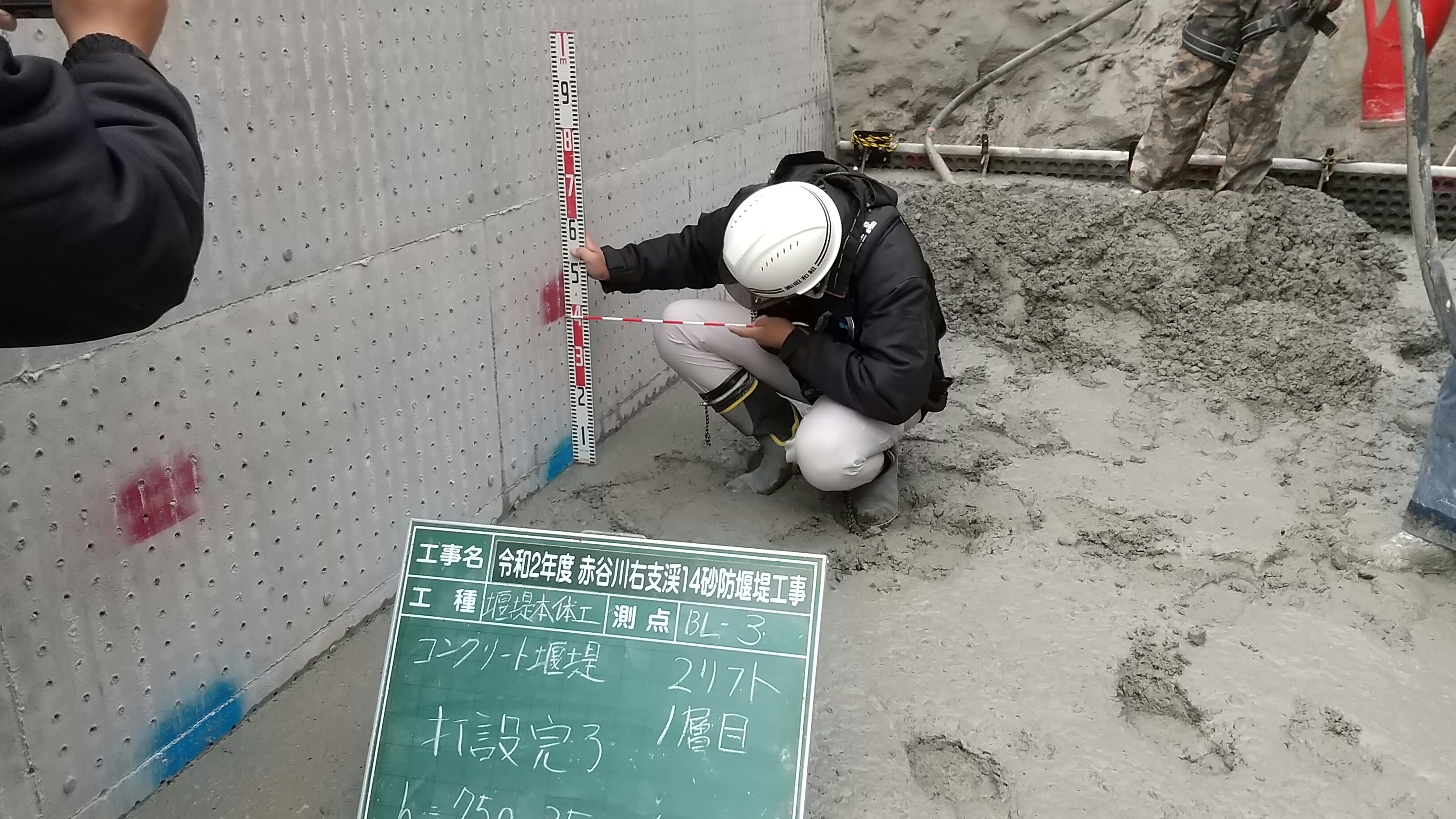 九州地方整備局 筑後川河川事務所 No Twitter 筑後川現場だより No 13 株 昭和組の桝永です 本日 砂防堰堤の生コン打設を行いました 現場の先輩に生コン車の打設時間の管理や打設１層の厚さ管理 黒板の書き方などを教えてもらいました 毎日 覚えることが多