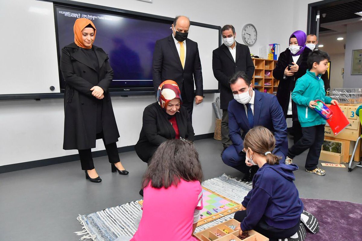 SeymaDgc's tweet photo. 📍Yenidoğu Okulları

YETEV Mütevelli Heyeti Başkanı Sn. Bilal Erdoğan Bey, İlçe Kaymakamımız, İlçe Milli Eğitim Müdürümüz ve kıymetli yavrularımızla bir aradayız.

Hayalleri ve çalışkanlıklarıyla geleceğe yön verecek olan kıymetli çocuklarımıza yürekten başarılar diliyorum. https://t.co/WgBBgAg3ZJ