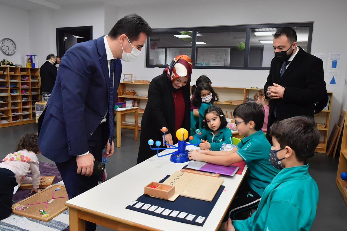 SeymaDgc's tweet photo. 📍Yenidoğu Okulları

YETEV Mütevelli Heyeti Başkanı Sn. Bilal Erdoğan Bey, İlçe Kaymakamımız, İlçe Milli Eğitim Müdürümüz ve kıymetli yavrularımızla bir aradayız.

Hayalleri ve çalışkanlıklarıyla geleceğe yön verecek olan kıymetli çocuklarımıza yürekten başarılar diliyorum. https://t.co/WgBBgAg3ZJ