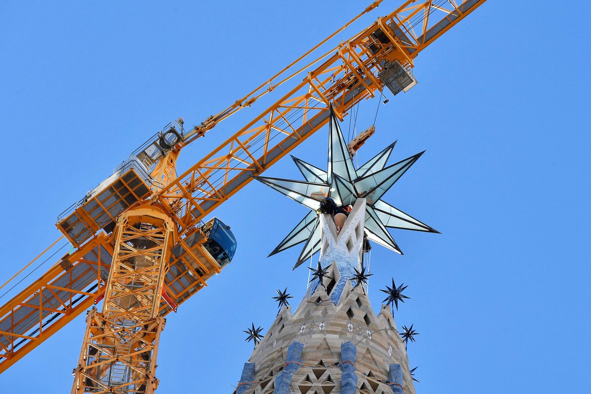 JeCabrero's tweet photo. *⃣ Seguro que estos días habéis visto la curiosa estrella que han colocado sobre la Sagrada Familia. Mirad: 

(HILO) https://t.co/j3R1byXEsJ