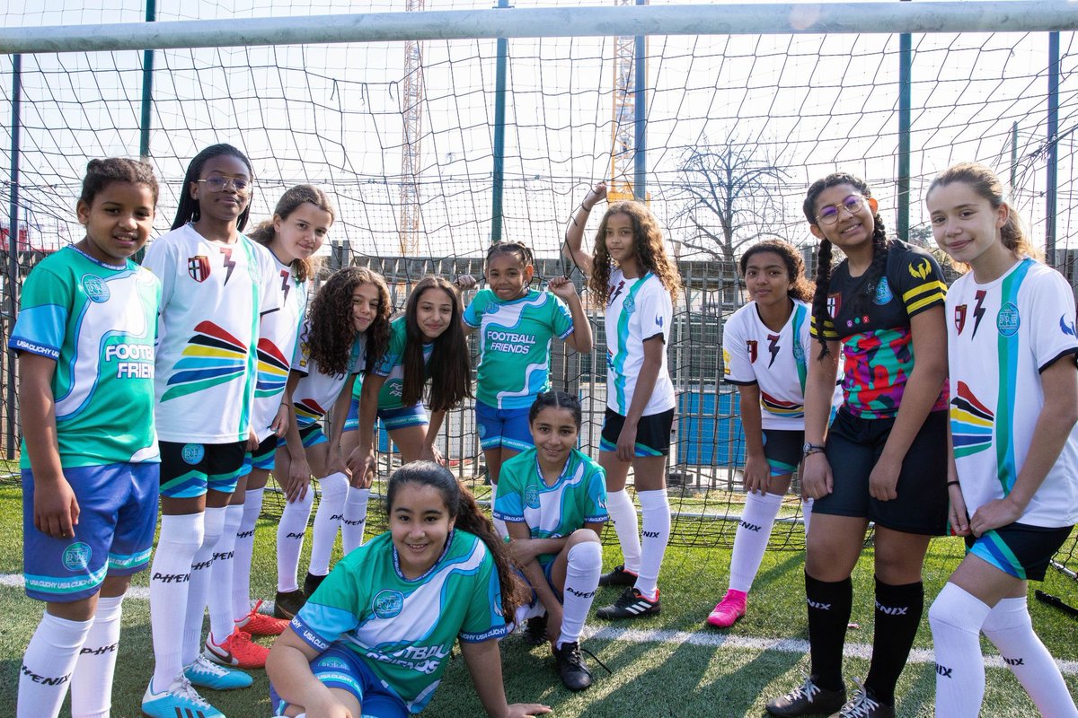 wearenolt's tweet image. "Ensemble, donnons plus de sens au football" ⚽️🤍

Merci à @FootballisTheS et aux 13 jeunes joueuses de l’USA CLICHY de changer les règles du jeu, pour de vrai 🙏 

#football #égalité #cinéma