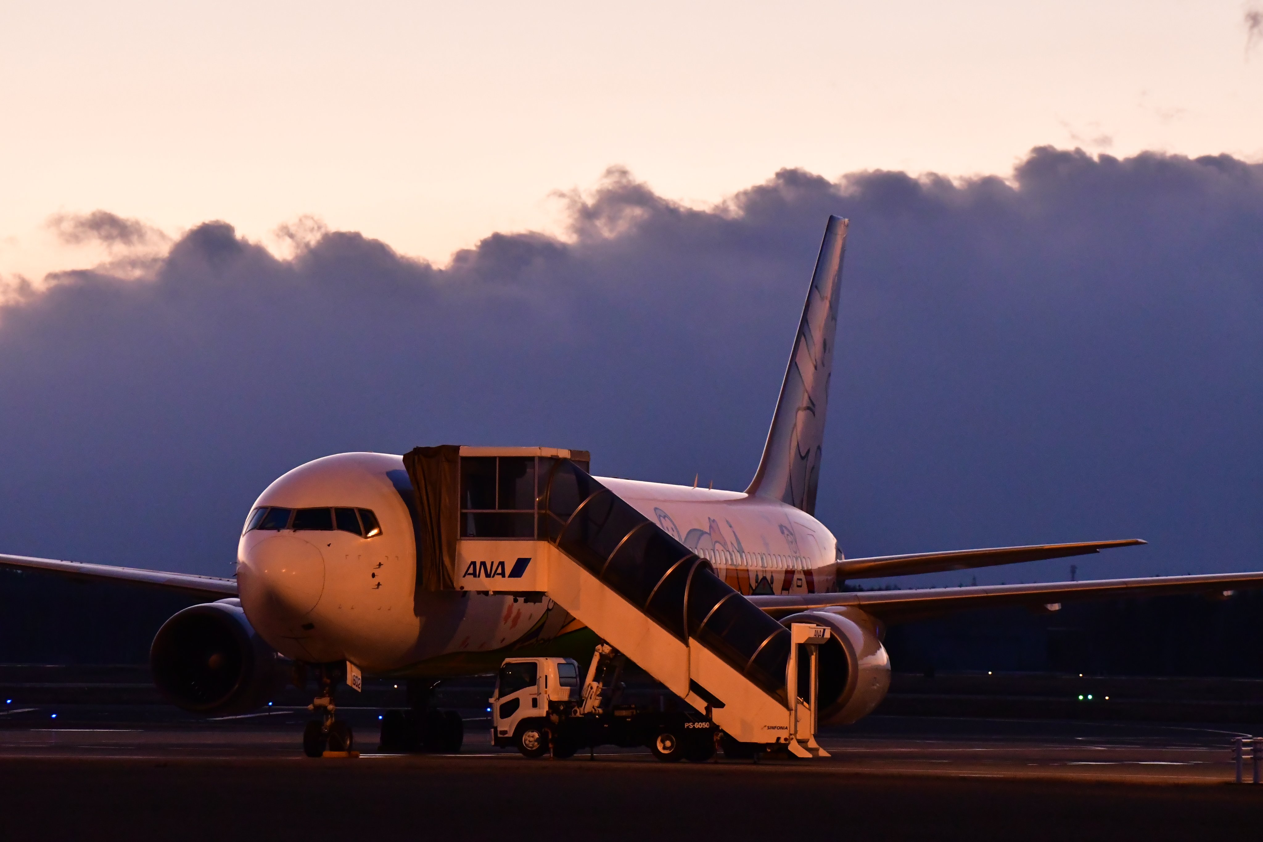 Yosan 4k 北の大地に別れを告げて 21 1213 Cts Rjcc Airdo Ja602a Boeing767 300 先日ラストフライトを迎えた602aが最後の最後にctsにテクランで飛来しました 602a 23年間お疲れさまでした Airdo エアドゥ 北海道の翼 ベアドゥ