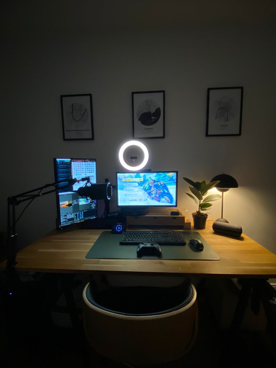 Matt_Dup's tweet image. Un setup simple. Un fond basique.
Même mon nouveau streamdeck attend #philipshue pour que j&apos;arrête de faire des vannes sur cette musique.

#smartlightning