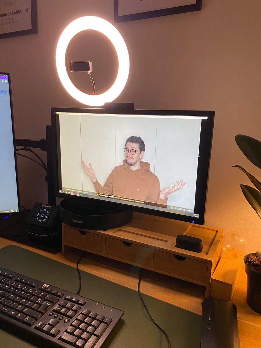 Matt_Dup's tweet image. Un setup simple. Un fond basique.
Même mon nouveau streamdeck attend #philipshue pour que j&apos;arrête de faire des vannes sur cette musique.

#smartlightning