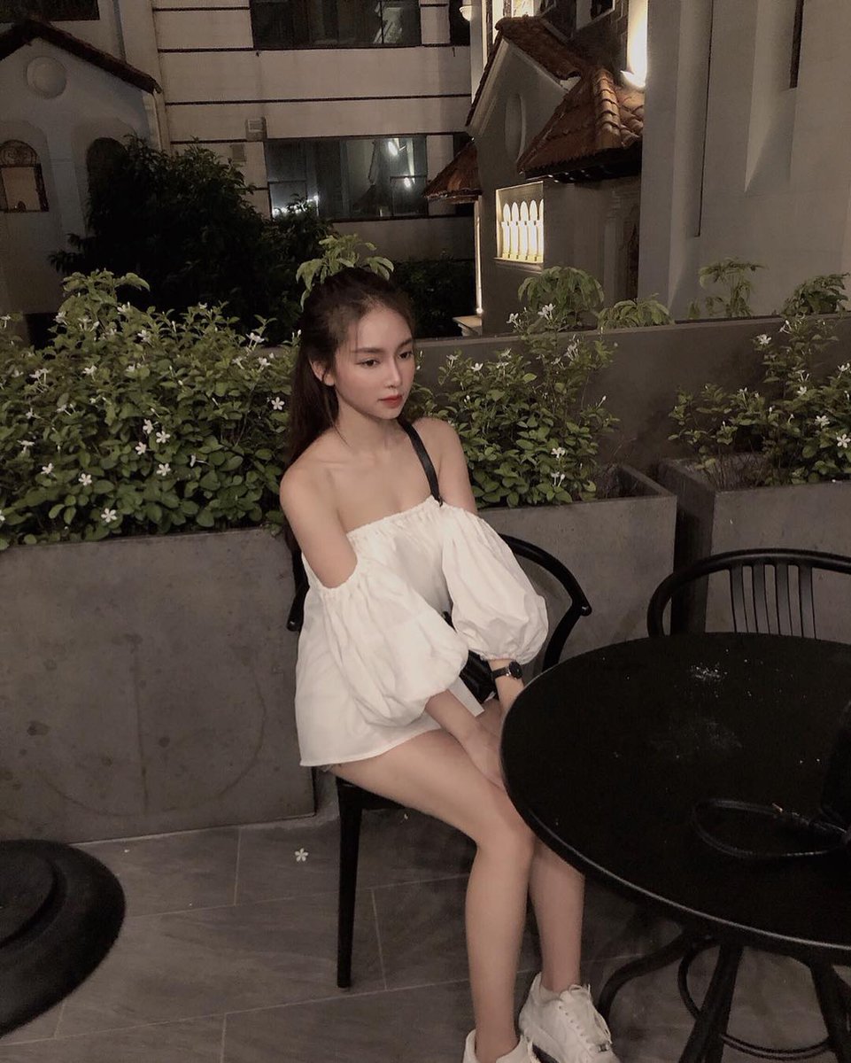 tutruc656's tweet photo. Váy trắng có làm anh lo lắng https://t.co/sBjzdc5GkJ