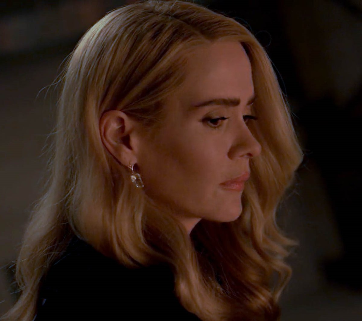 paulsonarchives's tweet photo. this shot of sarah paulson is taking me out https://t.co/UeQFeMnmah