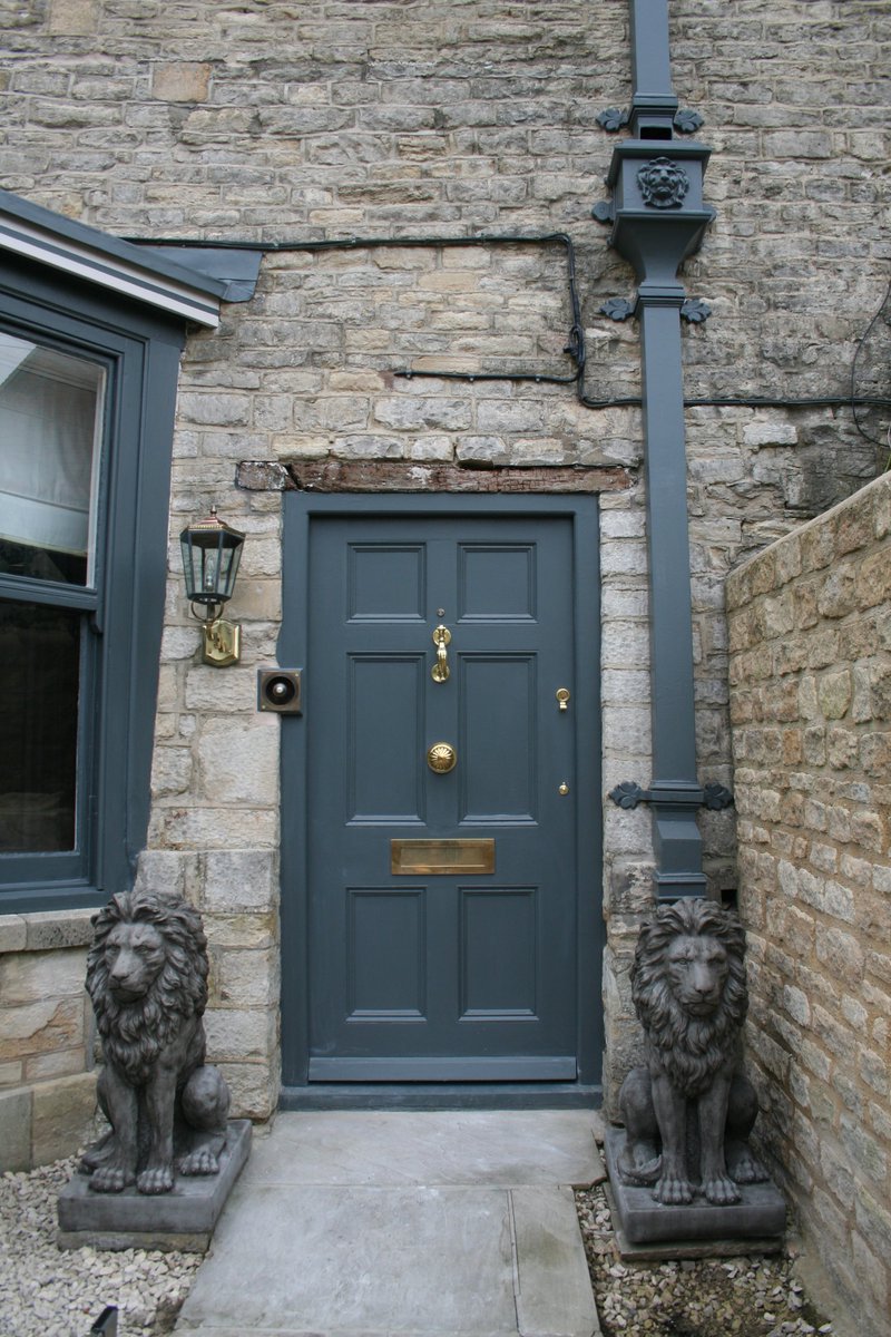 tuscanfoundry's tweet photo. We hope you all had a lovely #Christmas !

These #castiron #pipes and #hoppers with #lionhead embellishments make quite a statement at this #Oxfordshire home!

https://t.co/c5tmpKIuWb https://t.co/Kvt0YXZ6K1