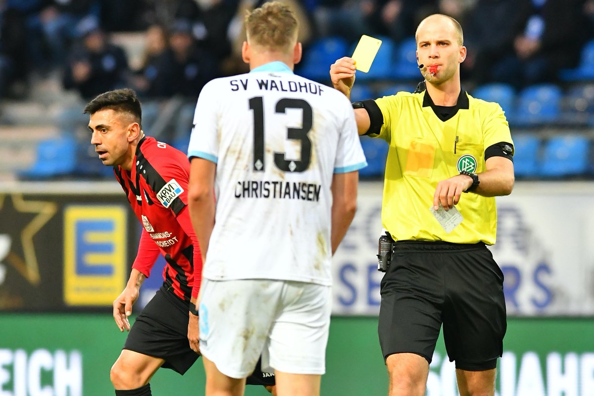 SrAnsetzungen's tweet photo. 3. Liga, 19. Spieltag
Wehen Wiesbaden - Hallescher FC (19 Uhr)
🙍♂️: Franz Bokop
🚩: Timo Daniel
🚩: Felix Bickel
#Bokop #SVWHFC #3Liga https://t.co/DqKRDzBZ7h